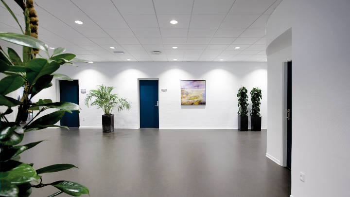 The circulation areas lit up by Philips Lighting