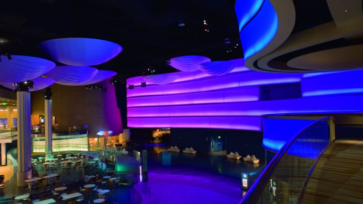 Creating an attractive retail environment with Philips AmbiScene lighting