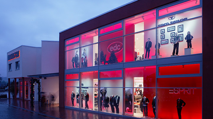 Accent lighting comes alive with store window LED lights from Philips Lighting’s PerfectScene dynamic window